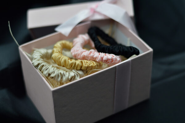 Set S | Seiden Scrunchie Geschenkbox 4 Stück – Bild 2